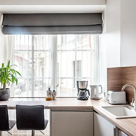 New Modern Designer In The Heart Of Old Town --aircon--