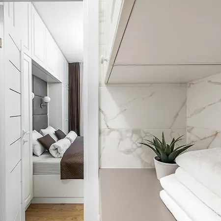 New Modern Designer In The Heart Of Old Town --aircon--