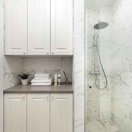 New Modern Designer In The Heart Of Old Town --aircon-- Apartment