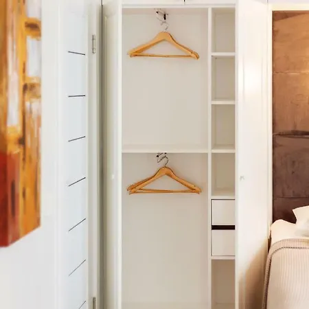New Modern Designer In The Heart Of Old Town --aircon-- شقة