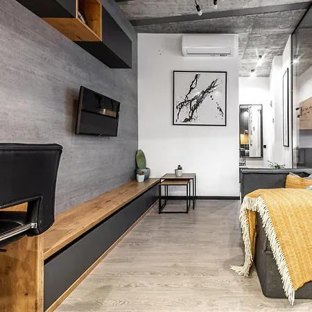 New Modern Designer In The Heart Of Old Town --aircon--